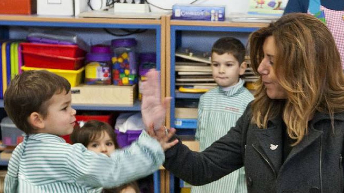 La presidenta andaluza Susana Díaz, en el colegio Antonio Machado de Jerez de la Frontera (Cádiz), que se ha inaugurado este lunes.-Foto: EFE / ROMÁN RÍOS