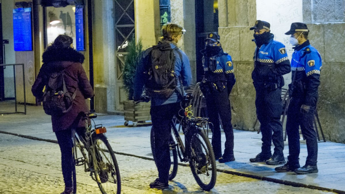 Agentes de la Policía Local identifican a dos personas. ISRAEL L. MURILLO
