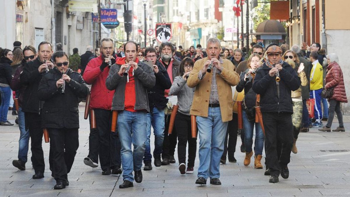 Un grupo de dulzaineros anima las calles de la capital burgalesa.-ISRAEL L. MURILLO