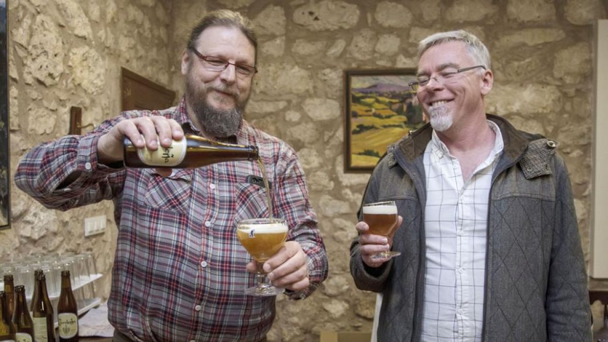 Erik Coene, experto cervecero belga, y Bob Maltman, maestro creador de la cerveza.-SANTI OTERO