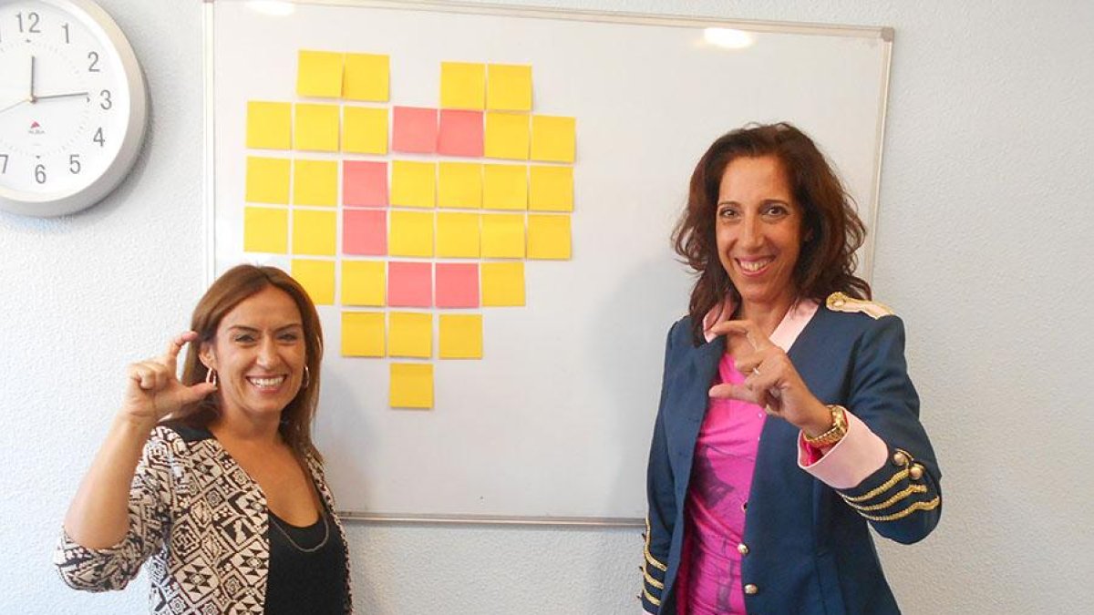 La presidenta junto a la directora apoyan la campaña ‘Con C de Cuidador’.-L. V.