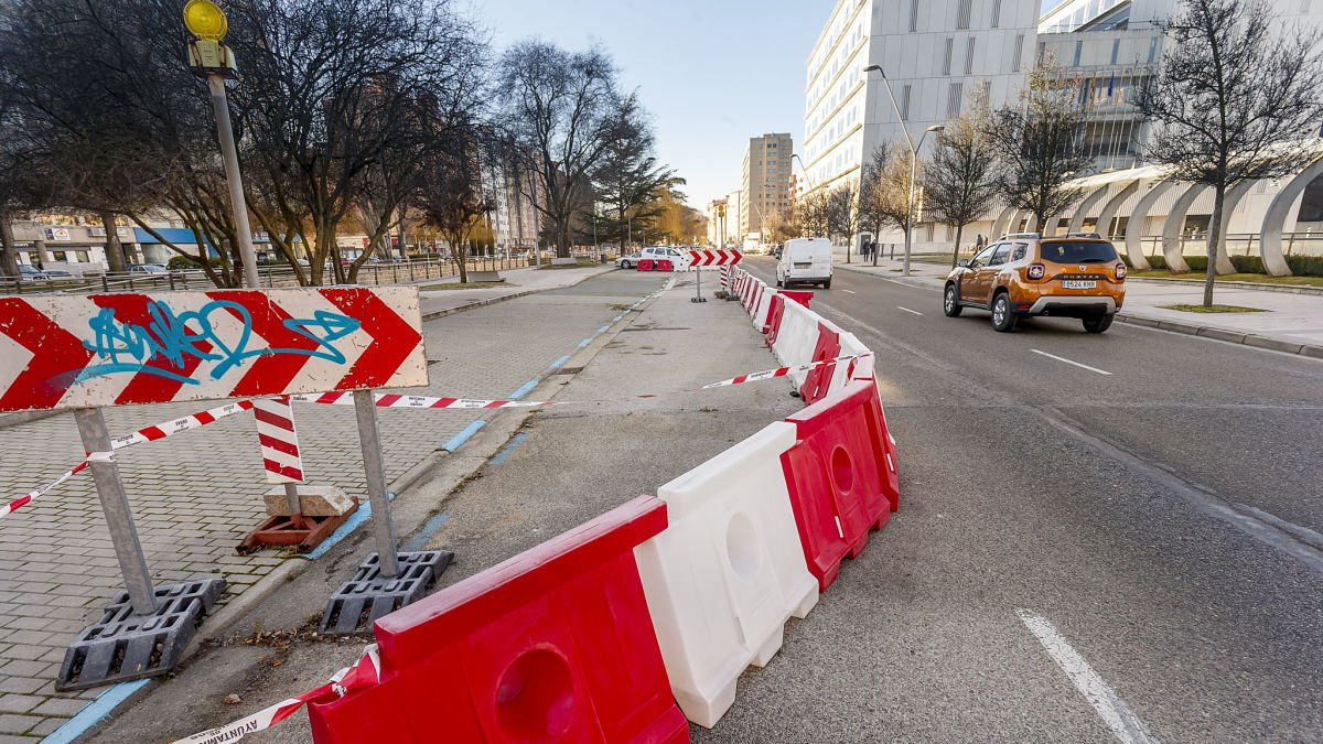 La zona permanecía esta mañana cerrada al tránsito por el evidente hundimiento de la zona. SANTI OTERO