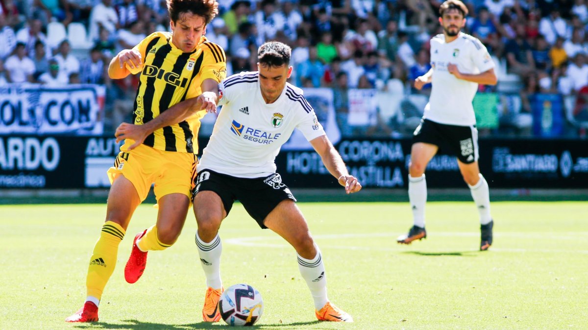 Bermejo protege la pelota ante la presión del carbayón Sangalli. SANTI OTERO