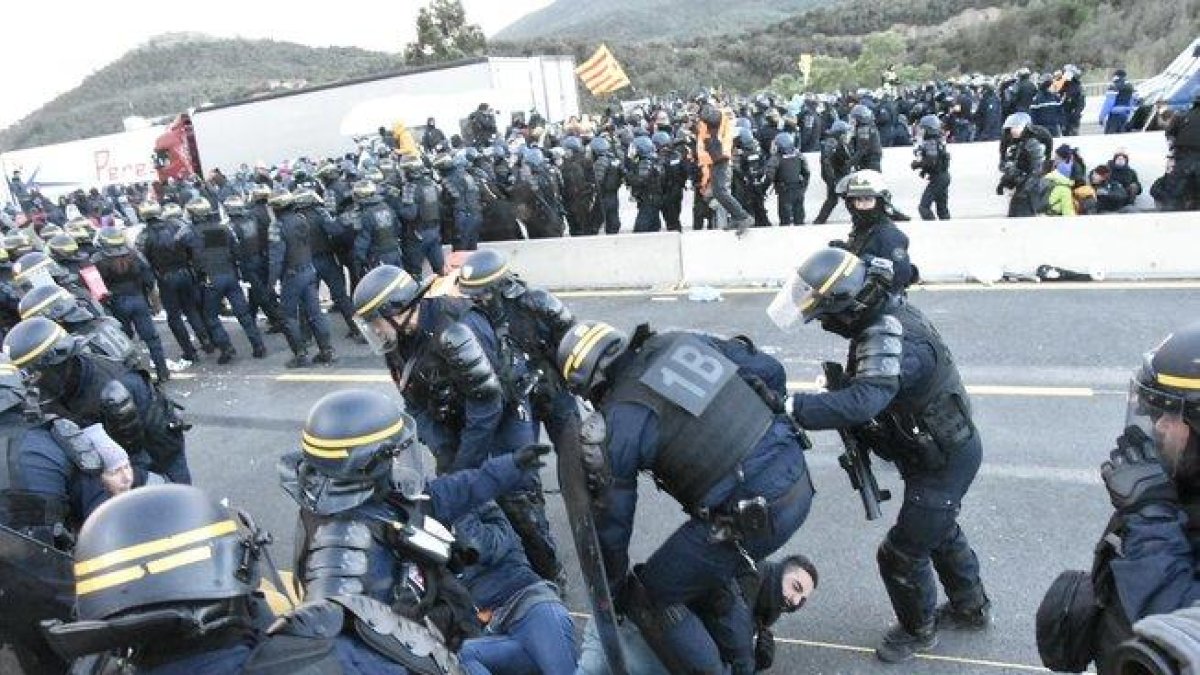 Agentes de la policía francesa desalojan a los manifestantes en El Pertús.-MANU MITRU