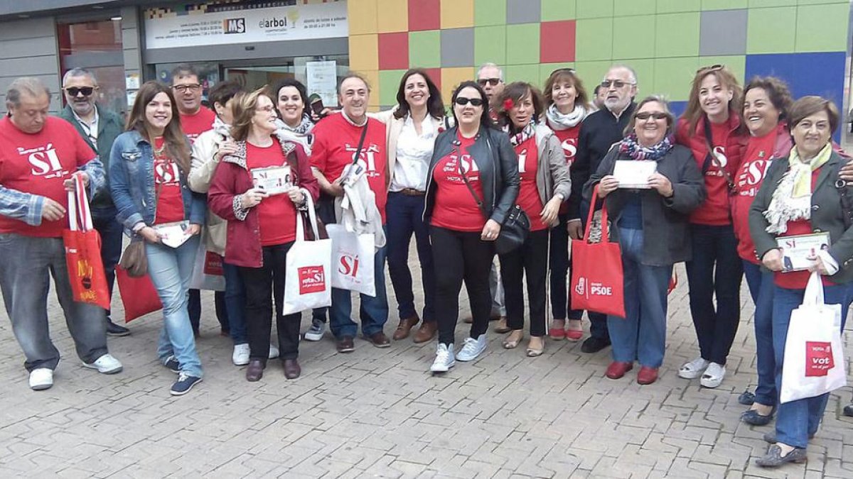 Esther Peña posa con afiliados y simpatizantes frente al mercado sur, donde repartieron información electoral.-ECB