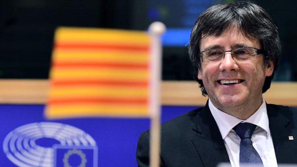 Carles Puigdemont pide ayuda en la UE para lograr el referéndum.-