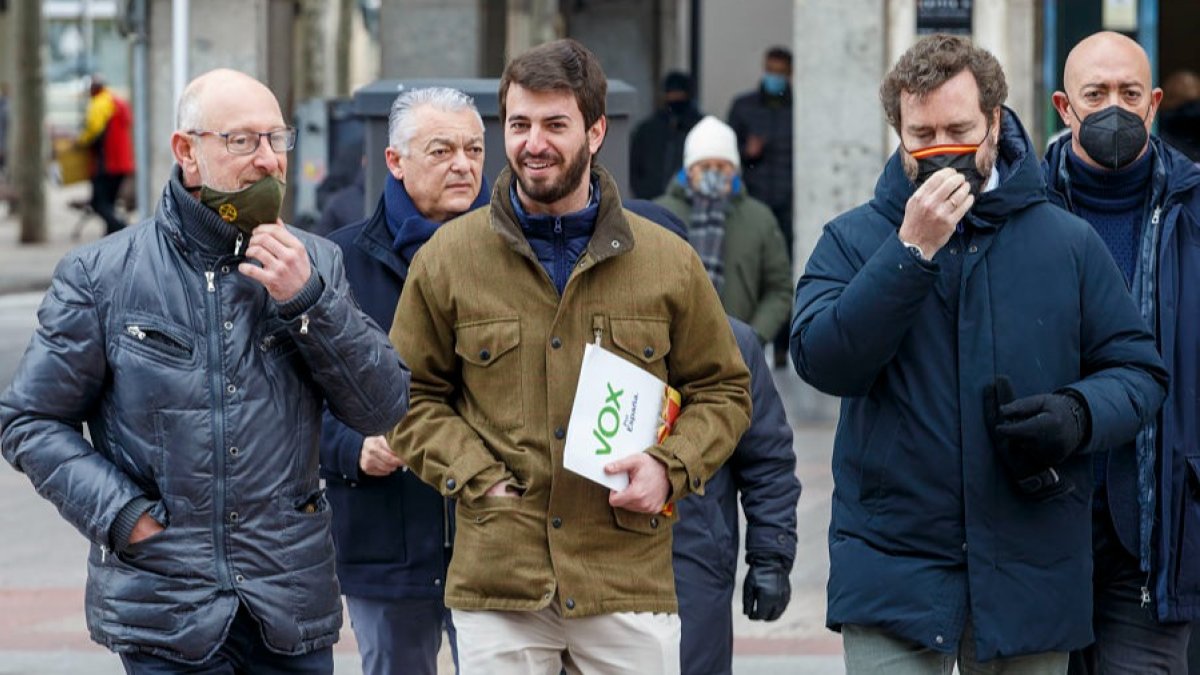 Iñaki Sicilia, Juan García-Gallardo e Iván Espinosa de los Monteros se dirigen a un acto de Vox en Burgos. SANTI OTERO