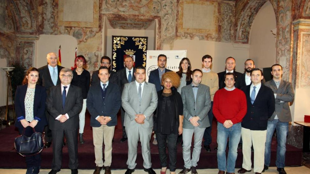 El consejero de Educación, Juan José Mateos, posa junto a los galardonados con los premios 'Iniciativa Campus Emprendedor'-Ical