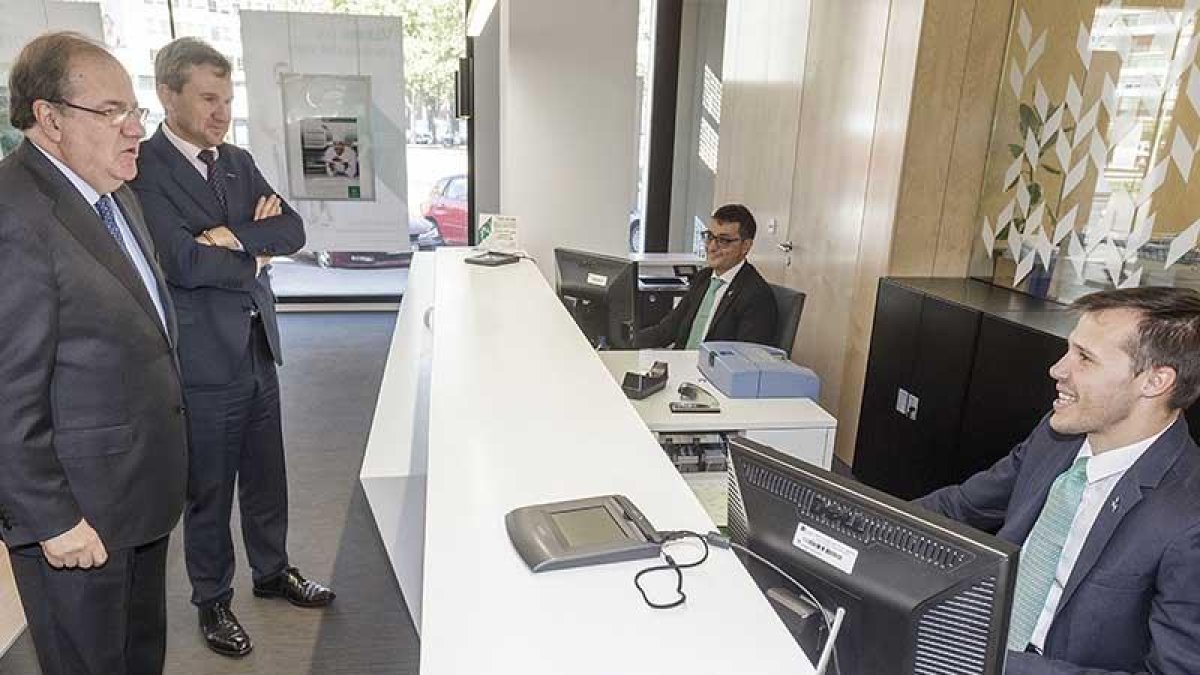 Herrera y Lacalle charlan con dos de los empleados.-SANTI OTERO