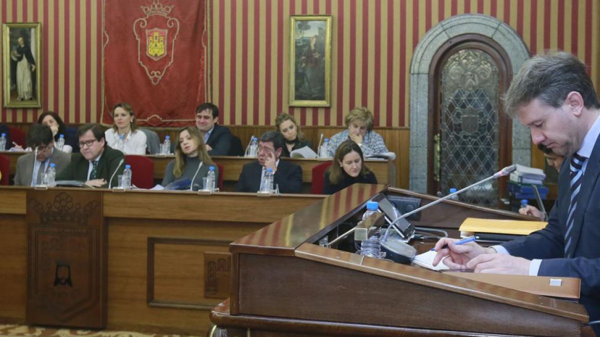 Javier Lacalle presidiendo un Pleno y al fondo los concejales del grupo popular.-RAÚL G. OCHOA