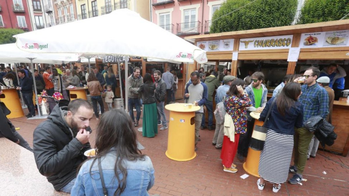 Una pareja prueba las tapas en las casetas de la Plaza Mayor.-RAÚL G. OCHOA
