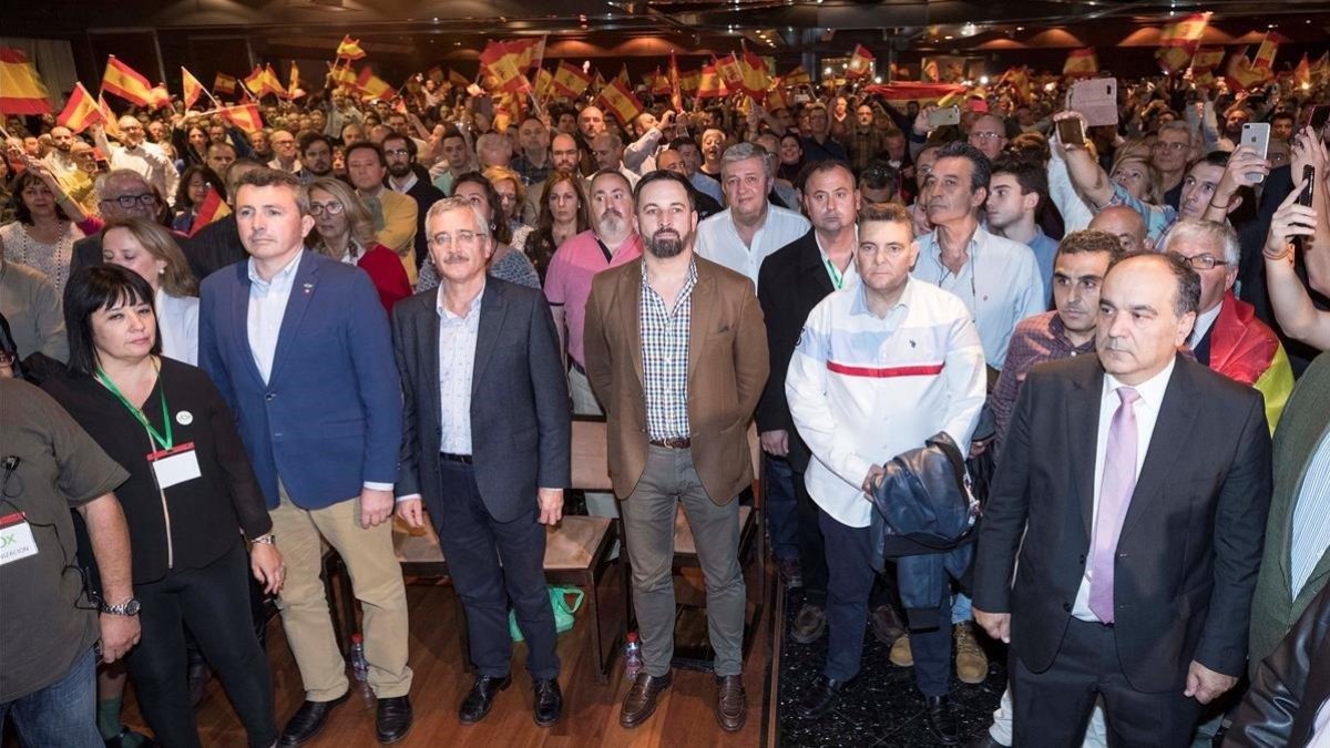 Santiago Abascal y José Antonio Ortega Lara, en el acto de Vox en Murcia-MARCIAL GUILLÉN