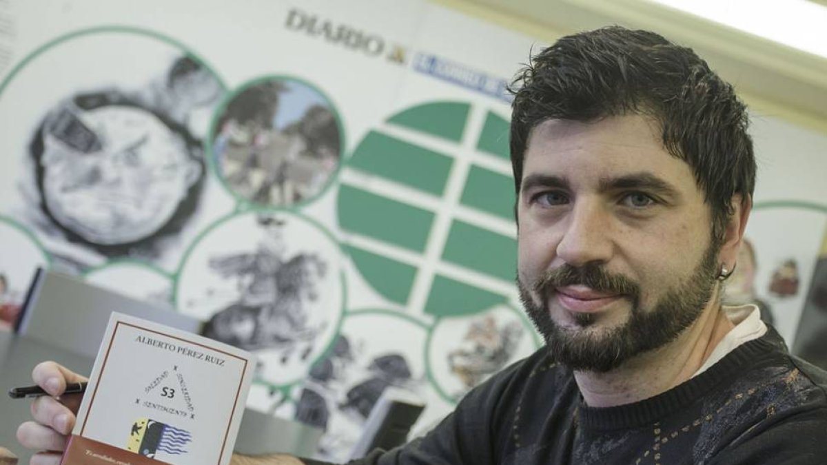 Alberto Pérez Ruiz, con un ejemplar de su obra, publicada por Afronta Editorial.-Santi Otero