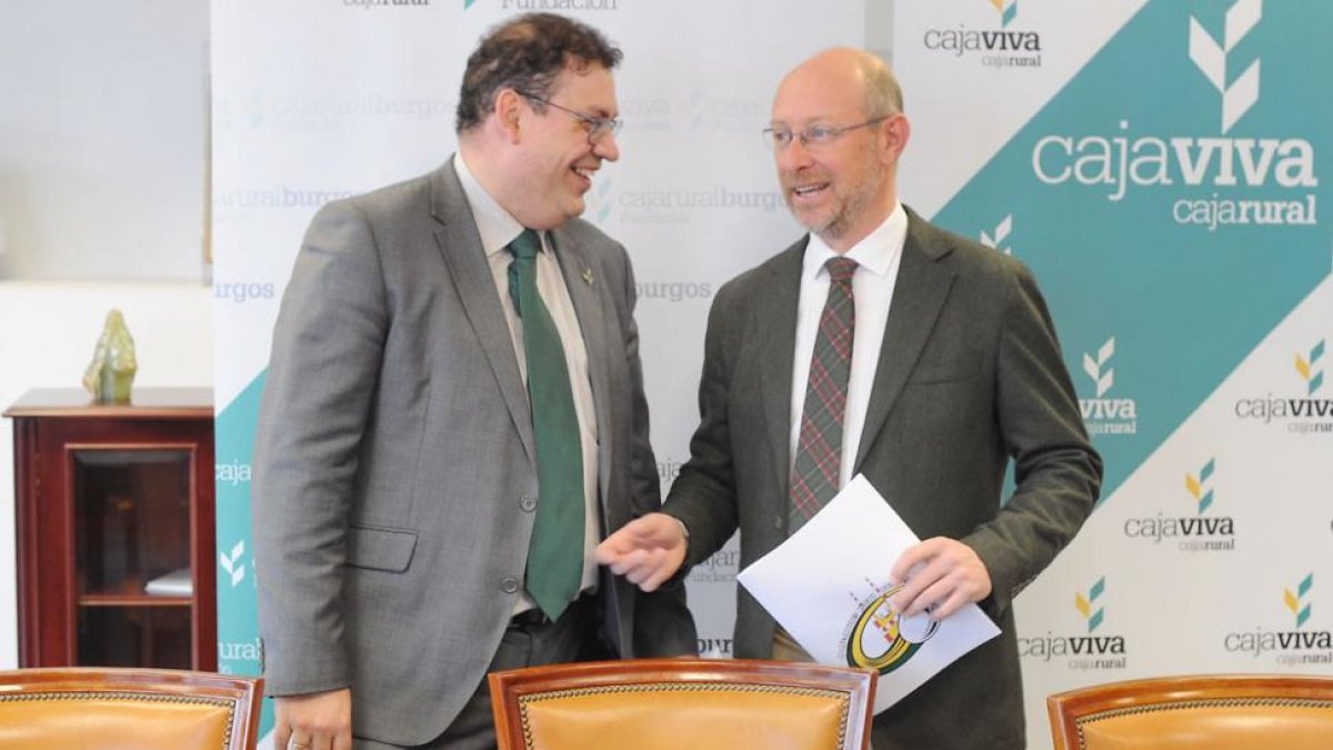 Germán Martínez e Iñaki Sicilia charlan antes de comenzar la rueda de prensa.-ISRAEL L. MURILLO