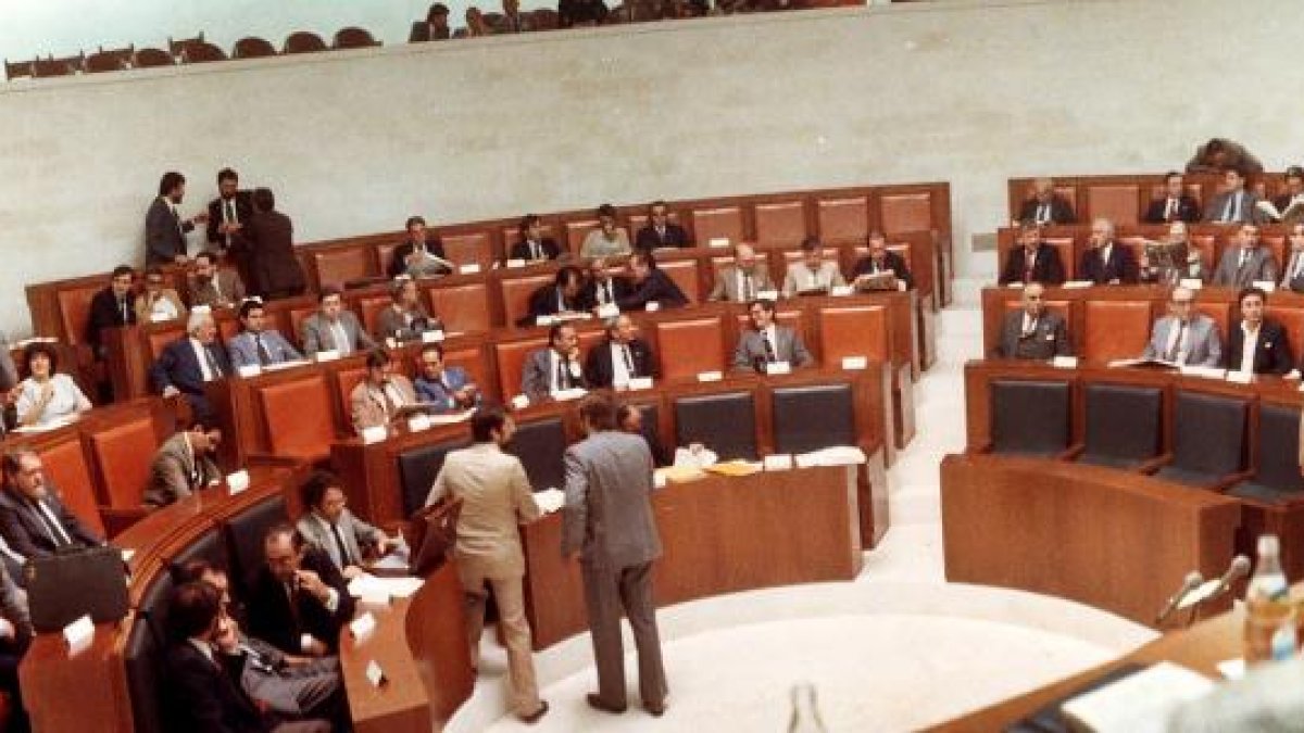 Primera sesión plenaria celebrada en el Hemiciclo de las Cortes en Fuensalda el 18 de octubre de 1985-Archivo de las Cortes