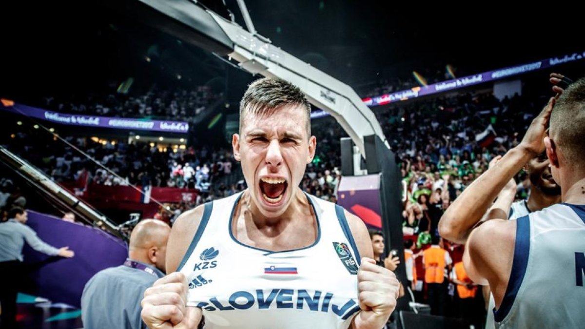 Cancar celebra el título conseguido por Eslovenia en el último Eurobasket.-FIBA EUROPE