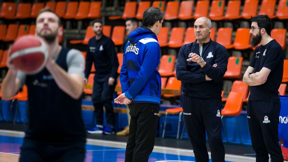 Segura dialoga con sus ayudantes mientras Calvin Hermanson, en primer término, se prepara para lanzar a canasta, recuperado de sus problemas físicos. T. A.