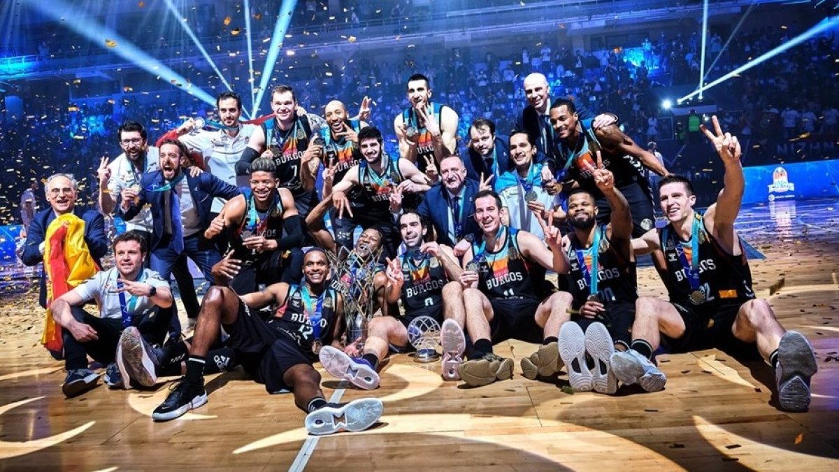 Los componentes del Hereda San Pablo posan con la copa de la BLC tras conquistar el título en la Final a 8 de Nihzny Novgorod. BCL