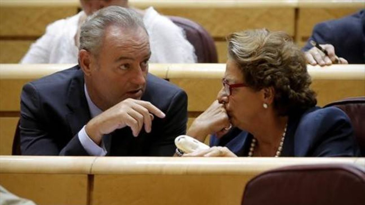 Alberto Fabra y Rita Barberá, este martes, 1 de septiembre, en su primer pleno en el Senado.-JOSÉ LUIS ROCA