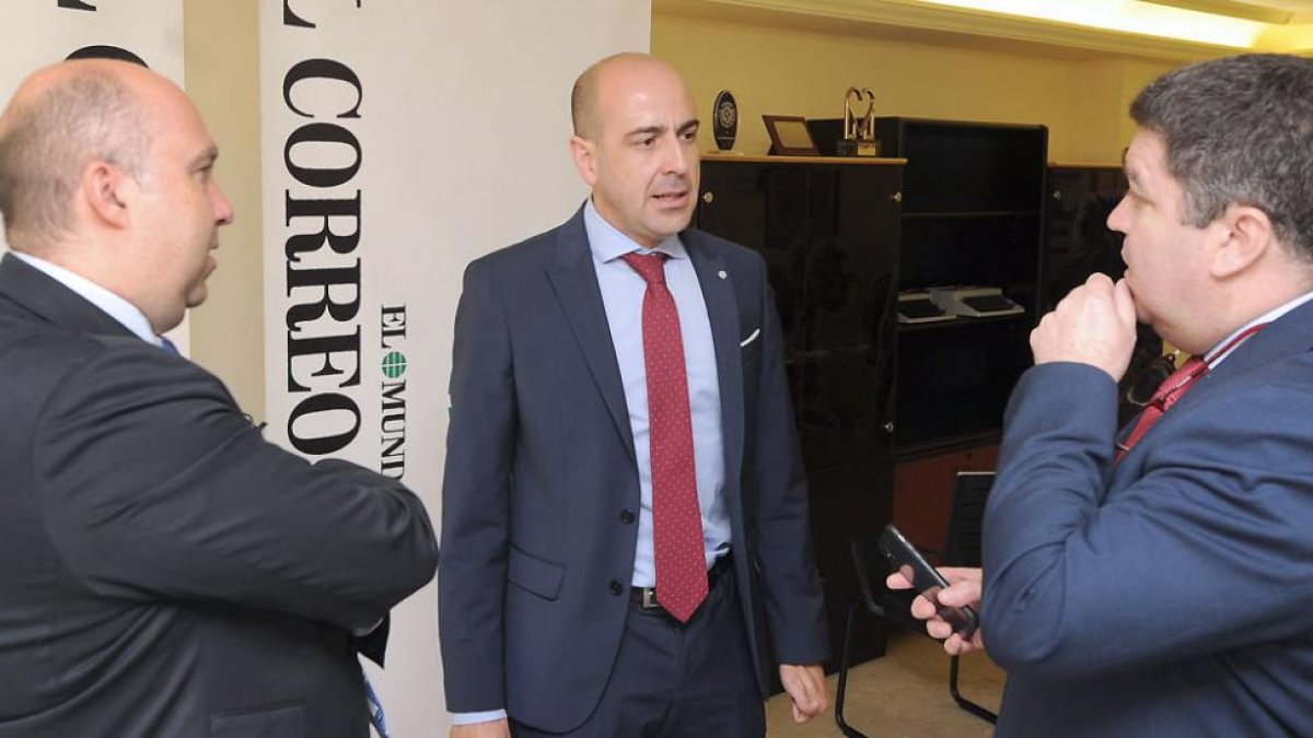 Los dos directivos de Nedgia conversan con el diector de El Correo de Burgos.-ISRAEL L. MURILLO