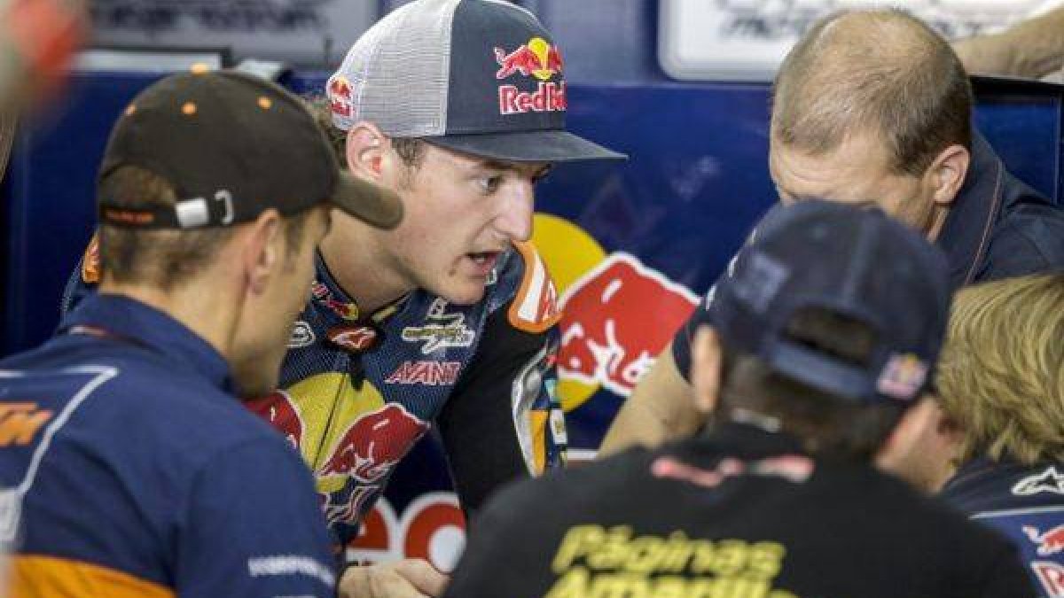 Jack Miller y su equipo de técnicos, hoy, en Malasia.-Foto: AZHAR RAHIM / EFE