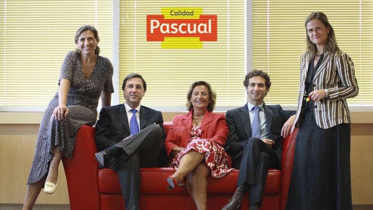 Pilar Gómez-Cuétara, en el centro, con sus cuatro hijos.-