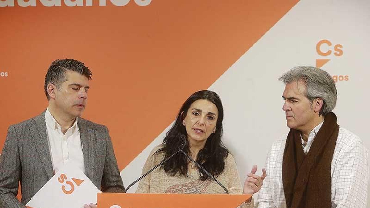 Marañón, Bañeres y Ortego, los tres ediles de la formación naraja en el Ayuntamiento de Burgos.-RAÚL OCHOA