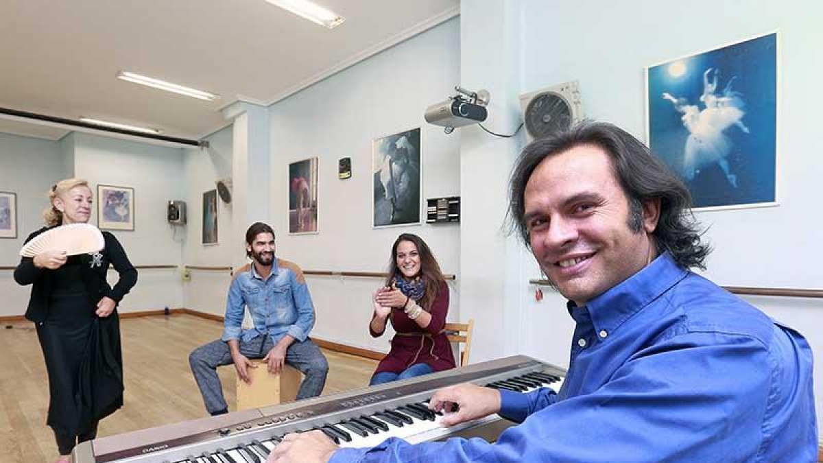 Mayte González Bayona, Adrián Trujillo, Mesalla, atrás de i. a d., con Manolo Carrasco en primer plano.-Raúl Ochoa