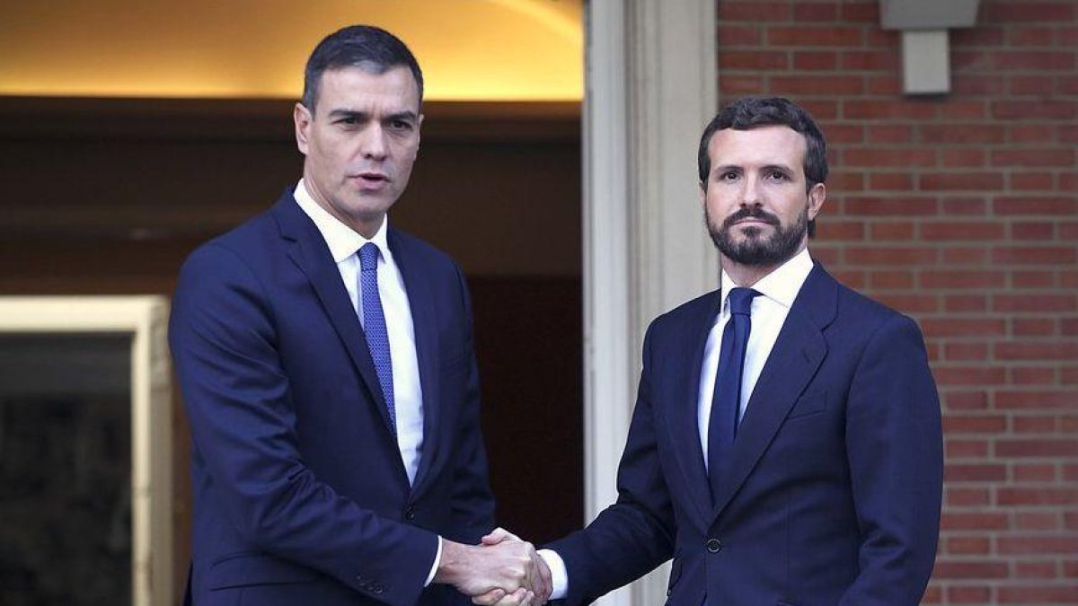 Sánchez y Casado, en la Moncloa, en una imagen reciente.-DAVID CASTRO