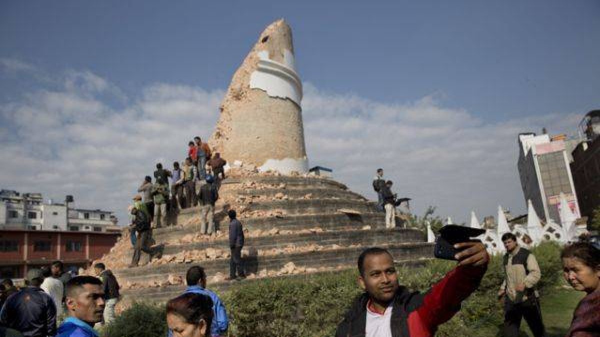 Un hombre se toma un selfi en la torre Dharahara.-Foto: AP / BERNAT ARMANGUE