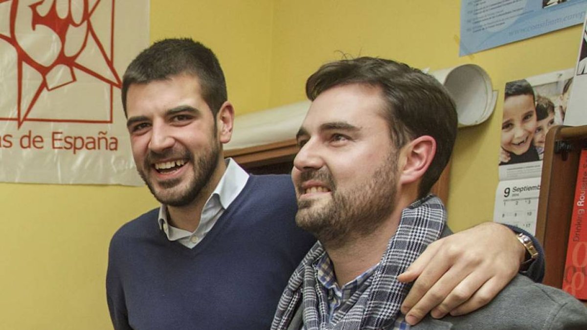 El procurador en las Cortes, David Jurado (izquierda), compartió la alegría del candidato del PSOE, Daniel de la Rosa.-SANTI OTERO