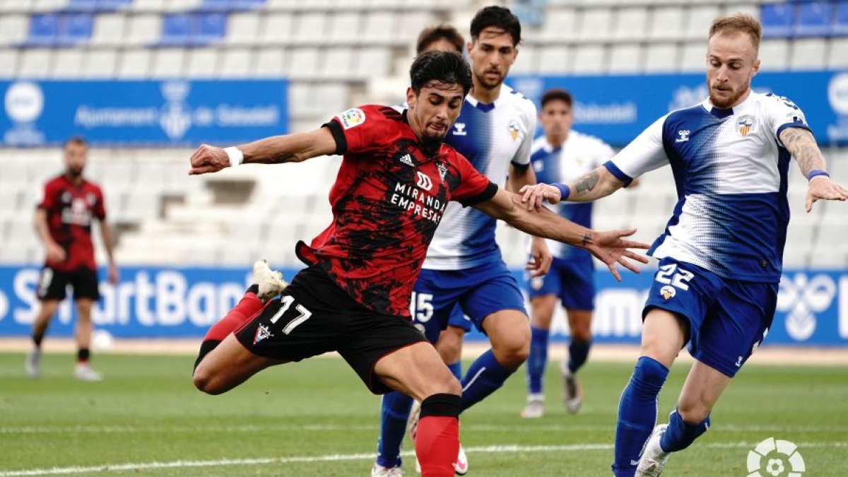 Schutte busca el disparo a puerta. LALIGA