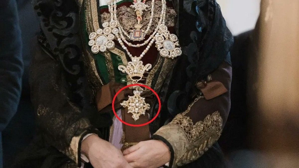 Blanca Carpintero con el medallón extraviado en la festividad de San Lesmes. ECB