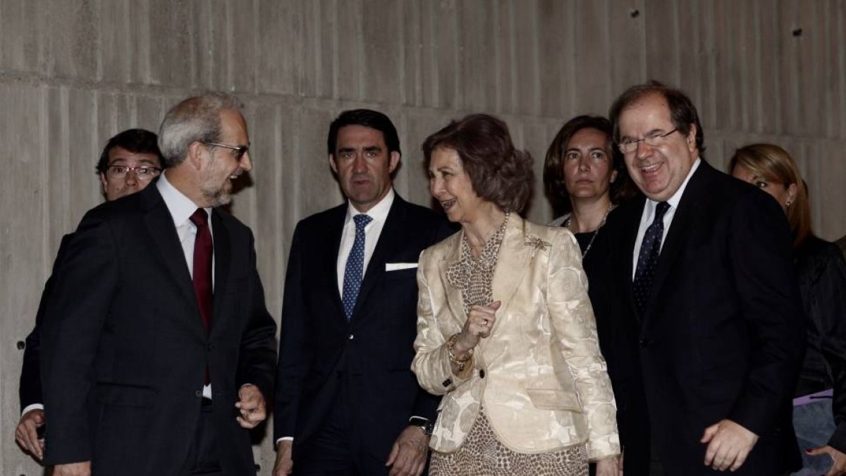La reina Sofía inaugura el III Simposio Internacional ‘Avances en la investigación sociosanitaria en la enfermedad del Alzheimer’, en el que interviene el presidente en funciones de la Junta de Castilla y León, Juan Vicente Herrera, la presidenta de las c-Ical