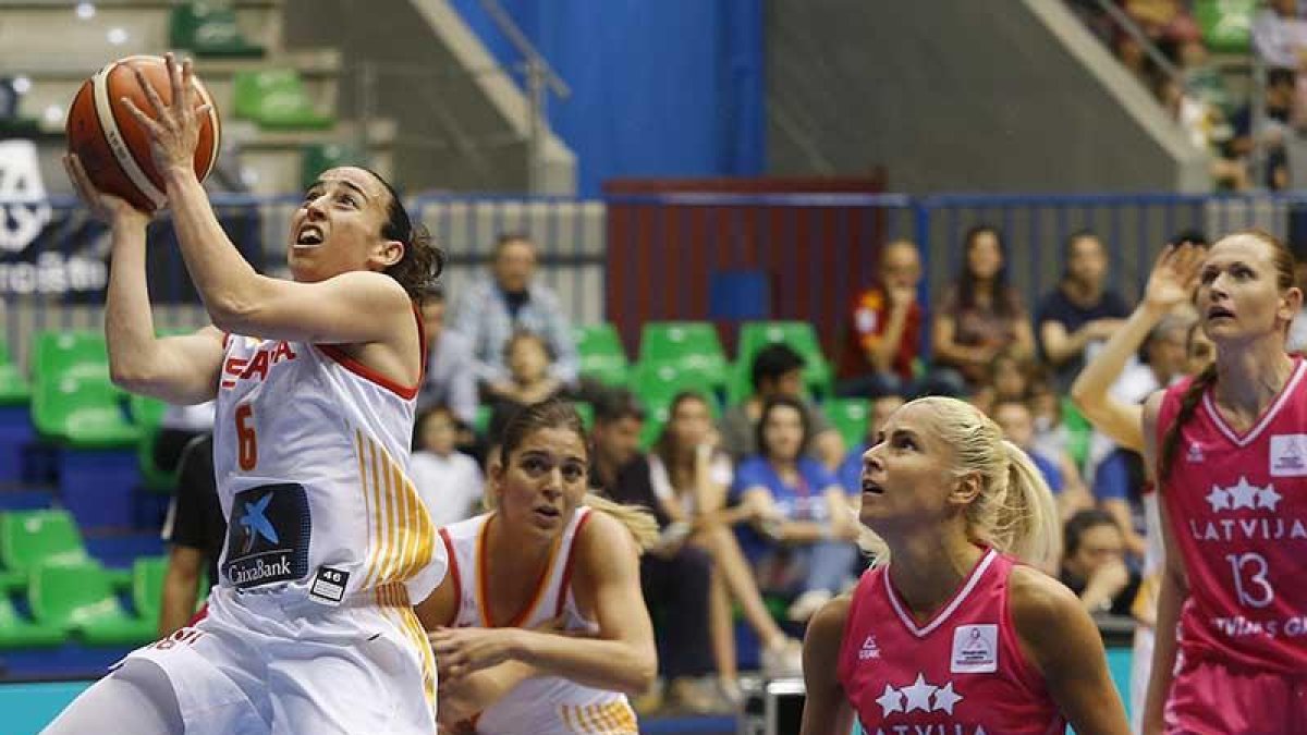 Silvia Domínguez fuerza la penetración, ayer, en el Coliseum.-SANTI OTERO