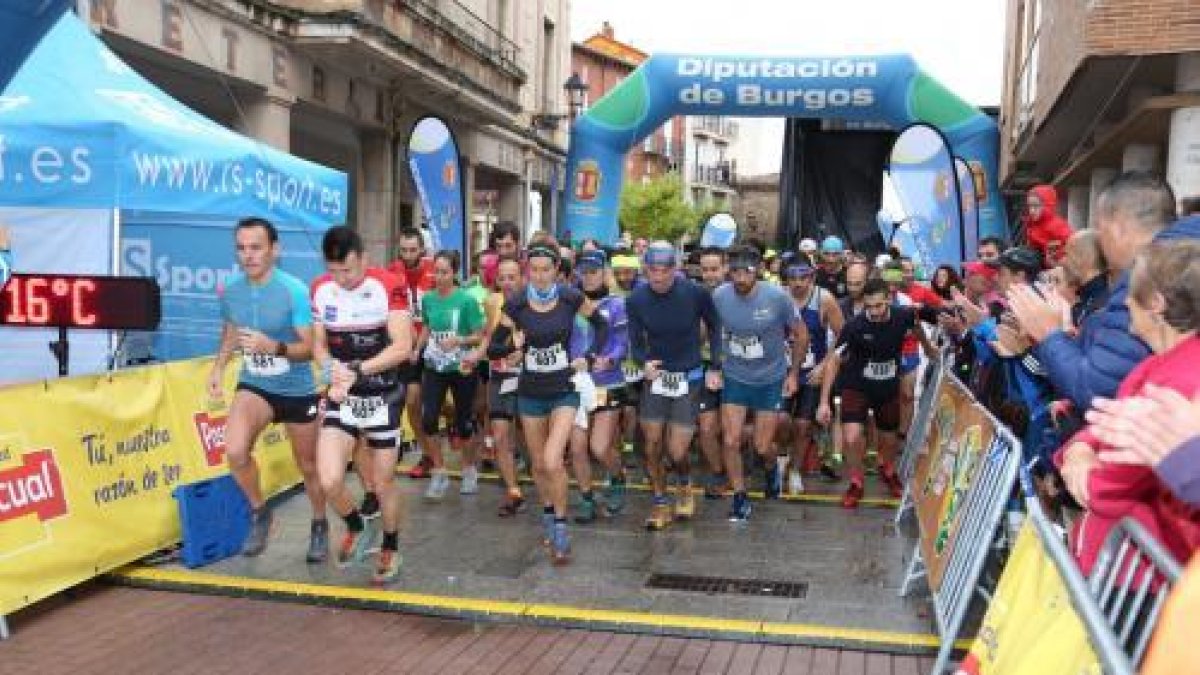 Un momento de la salida de la carrera a pie del pasado año en la Demandasaurus 2018-ECB