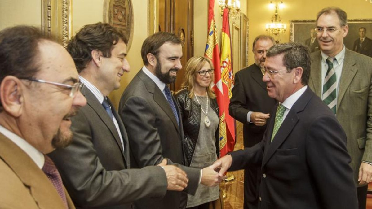 César Rico y Miguel Ángel Benavente (izquierda) con representantes de FAE Burgos y de la Diputación.-SANTI OTERO