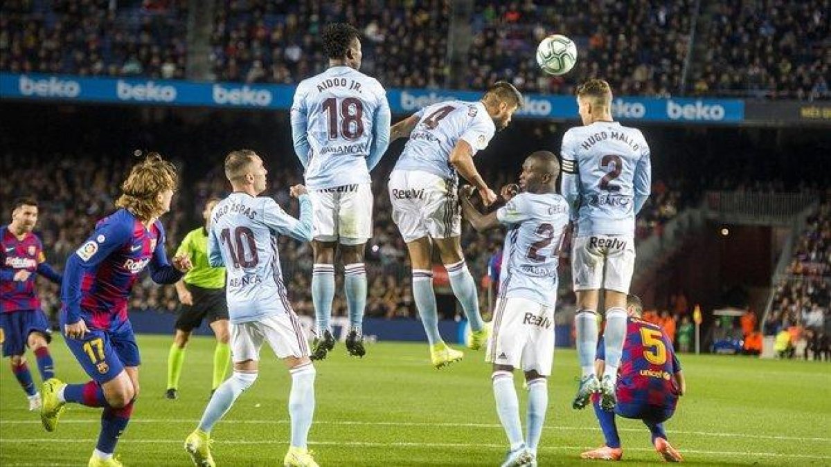 Messi anota su tercer gol al Celta, el segundo de falta.-JORDI COTRINA