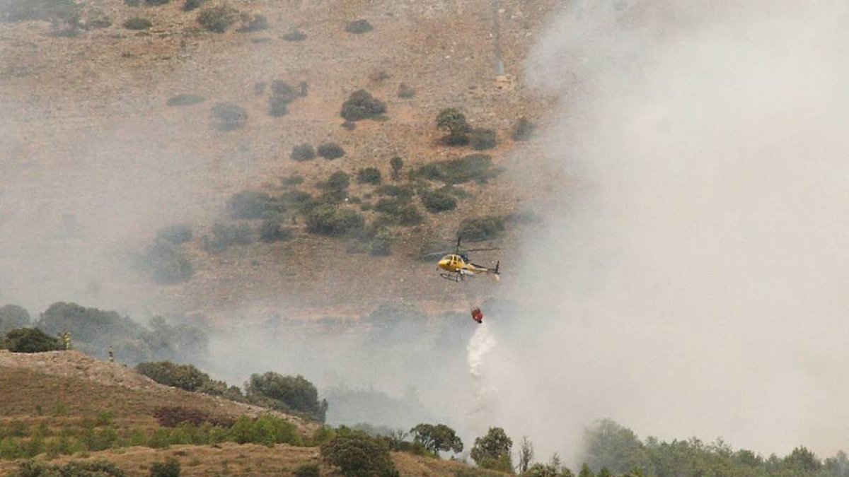 Los medios aéreos tuvieron grandes dificultades debido a las fuertes rachas de viento.-G.G.