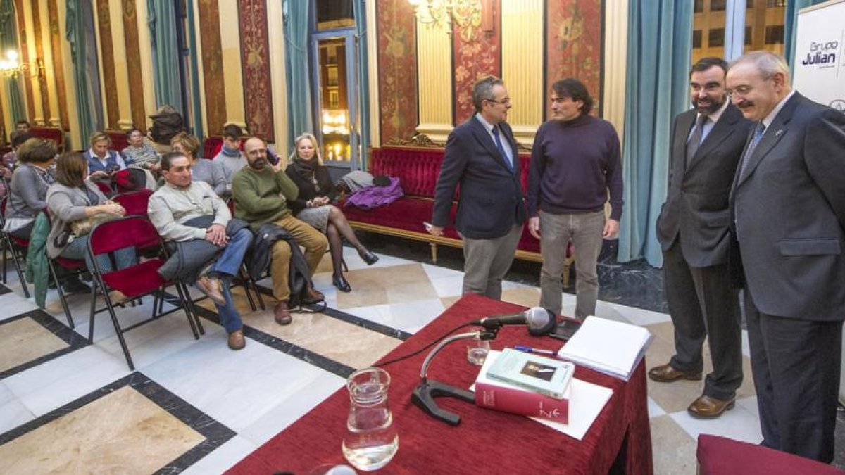 El escritor Pedro Ojeda y el historiador Ramón Villares abrieron la semana de encuentros literarios organizada por la AsociaciónProvincial de Libreros y la UBU.-ISRAEL L. MURILLO