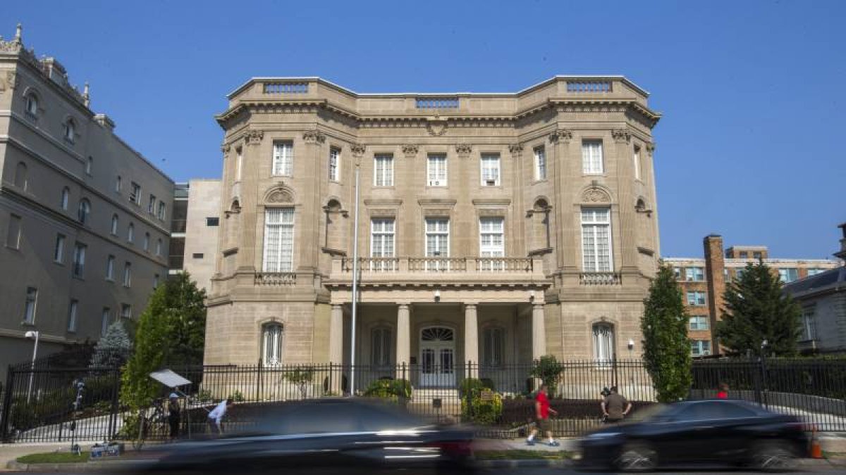 Vista del edificio que alberga la Sección de Intereses de Cuba, y que fue la primera embajada cubana en Estados Unidos en 1961, en Washington.-Foto: EFE/ ARCHIVO
