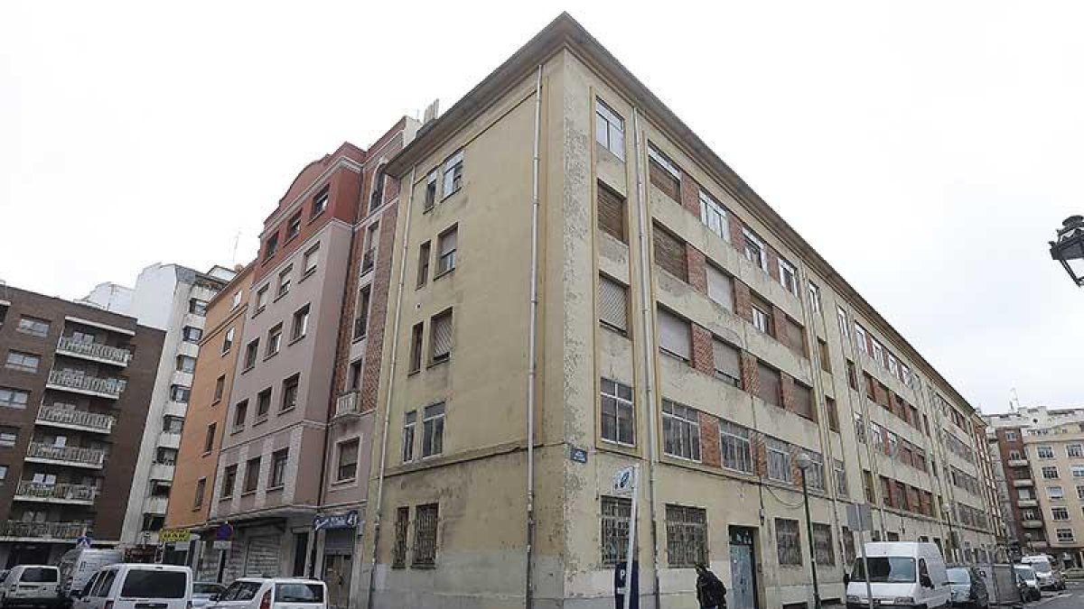 El edificio de la calle Aranda es de titularidad municipal y ha sido sede de numerosas asociaciones.-RAÚL G. OCHOA