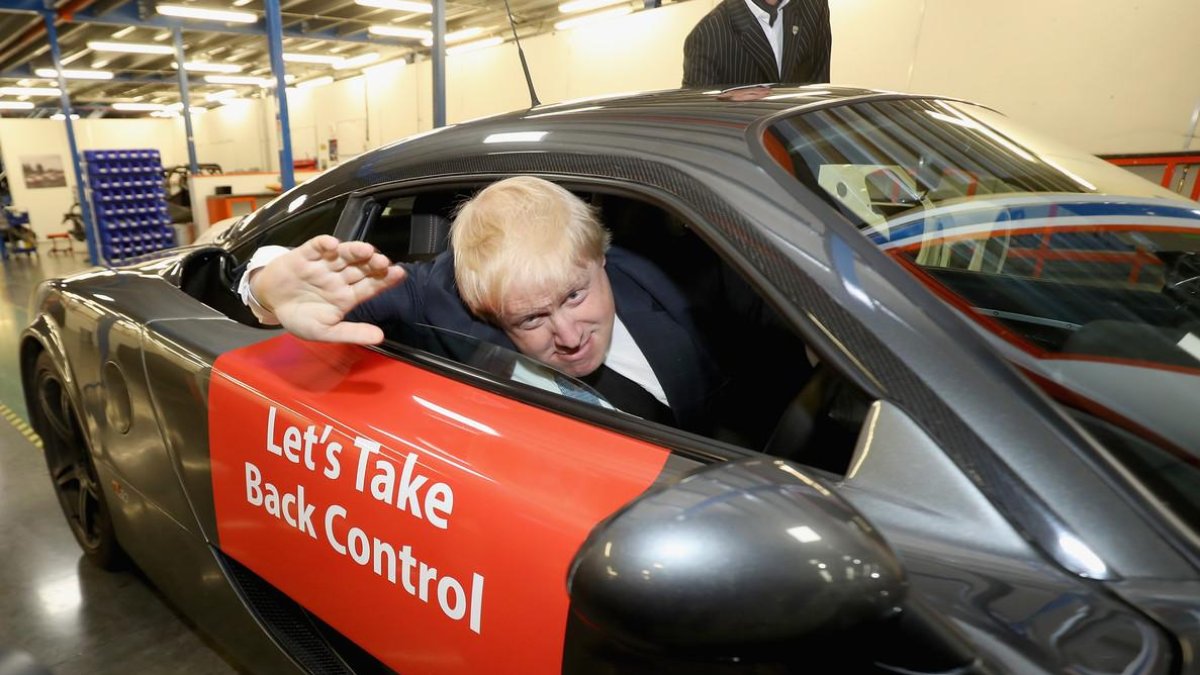 Johnson subido a un coche de carreras.-CHRISTOPHER FURLONG / GETTY IMAGES