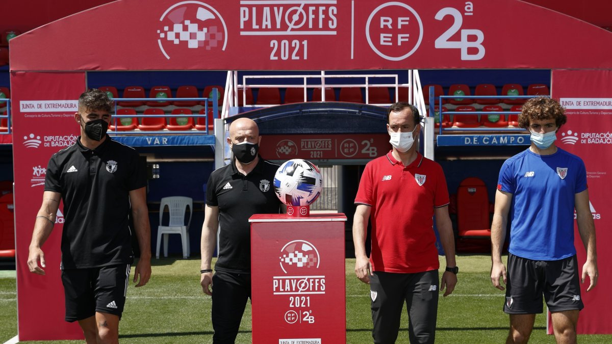 Los capitanes y técnicos de ambos equipos posan antes del partido a disputar mañana en el Francisco de la Hera. TWITTER / @RFEF