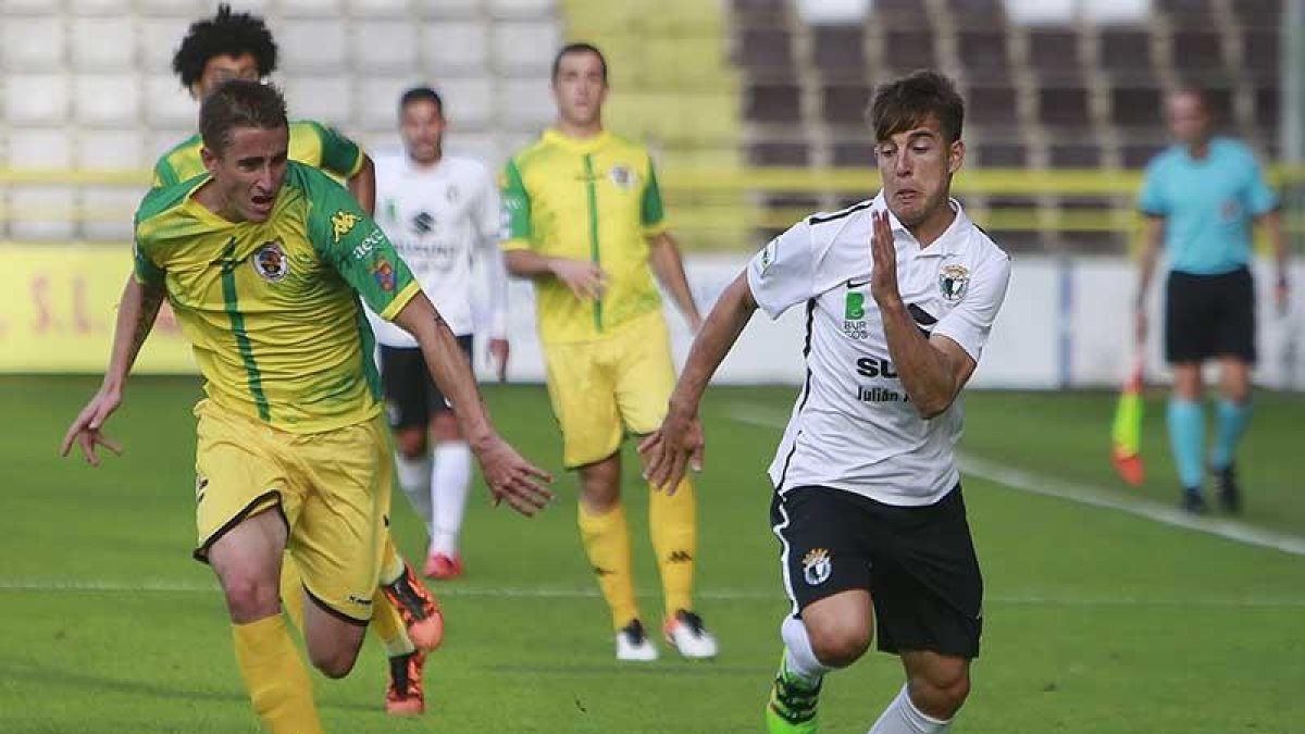 ÁlvaroAntón conduce el balón en el choque ante el Palencia.-RAÚL G. OCHOA