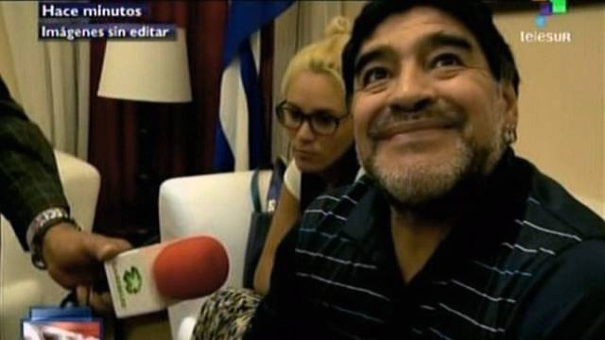 Maradona, tras mostrar la carta que le envió Fidel Castro.-Foto: AFP