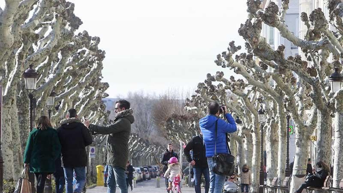 Dos turistas realizan fotos en el Paseo del Espolón.-RAÚL G. OCHOA