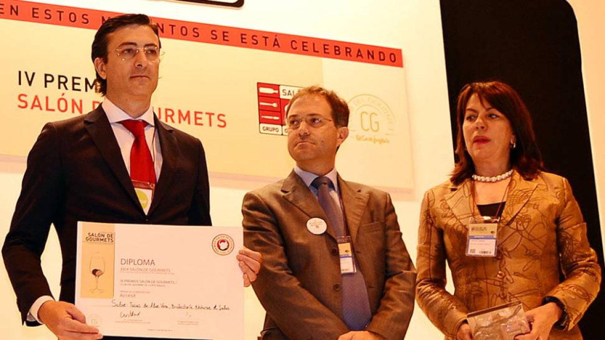 Un momento de la entrega del premio.-ECB