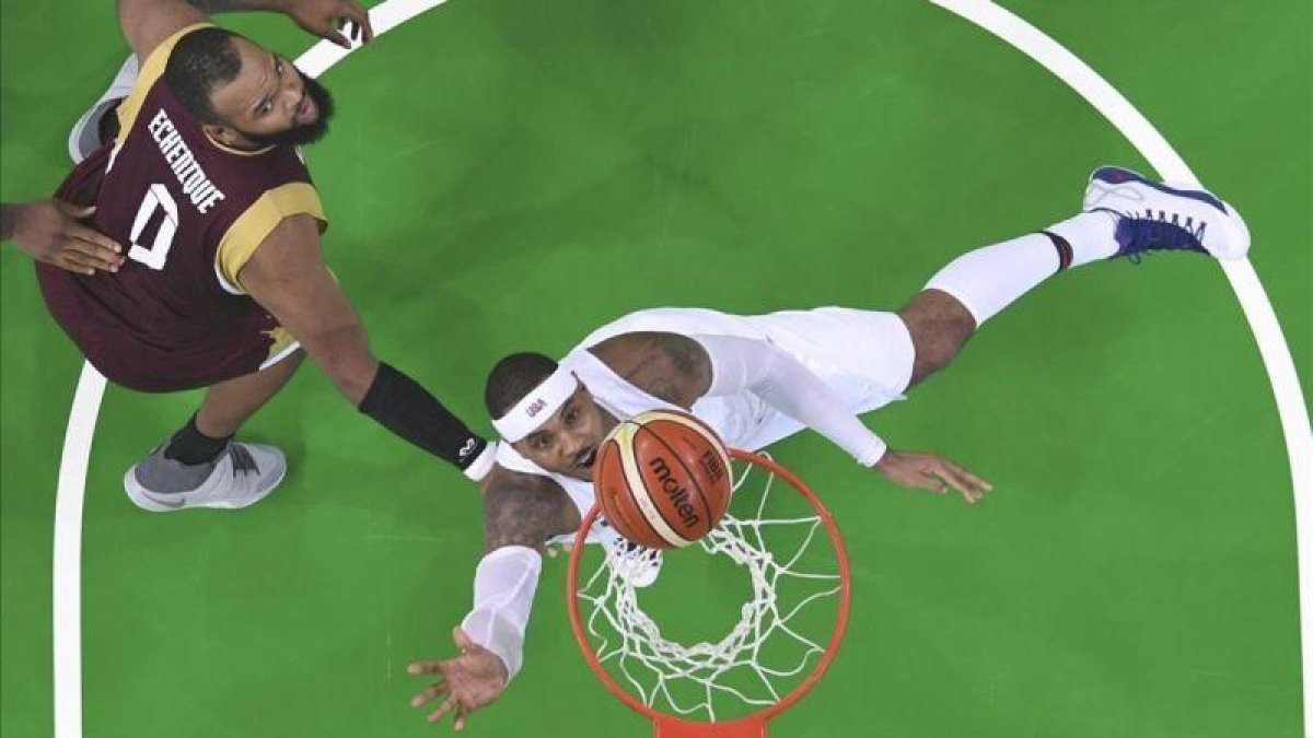 Carmelo Anthony anota una bandeja en el partido ante Venezuela.-POOL / REUTERS