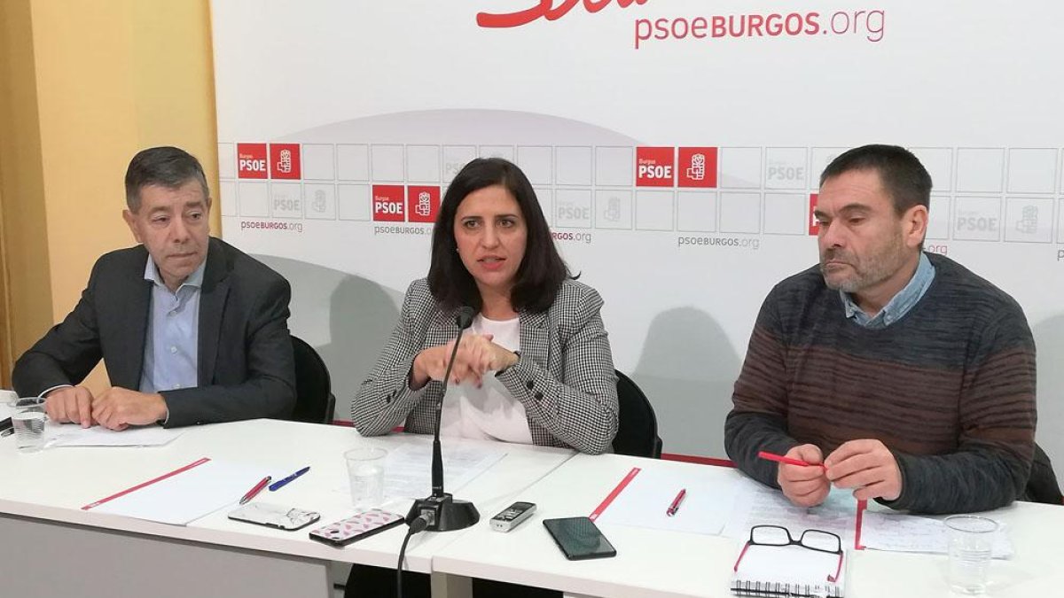 El PSOE lanzará una ofensiva contra el plan sanitario regional, tal y como avanzaron Angulo (izq), Peña (c) y Puente (dch)-ECB